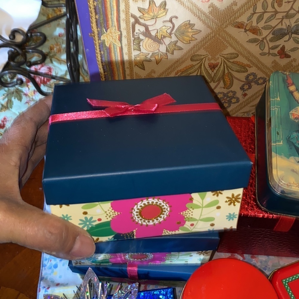 Bundle of 14 Christmas gift boxes 7 gift boxes and 7 tin boxes - Picture 9 of 12